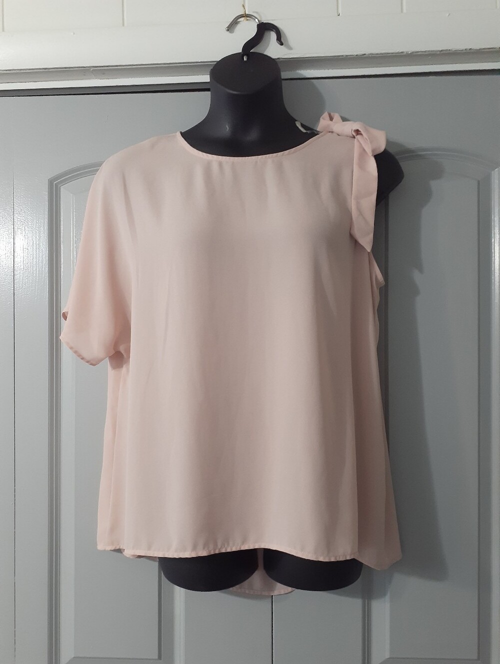 Worthington rose one sleeve high low blouse